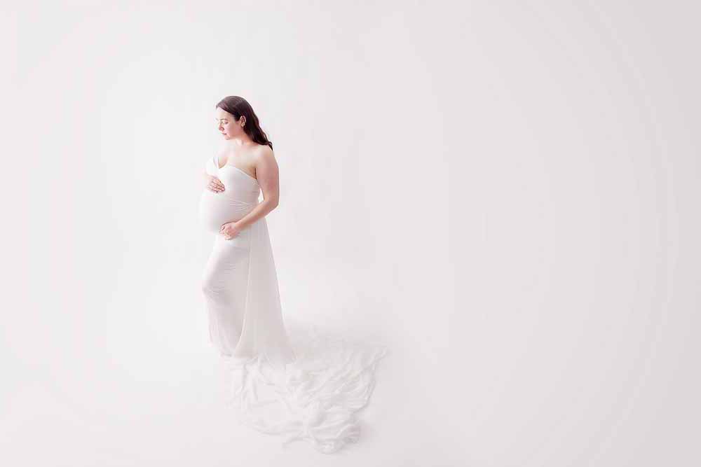 Gravid fotografering Silkeborg hos kvindelig fotograf i spændende fotostudie
