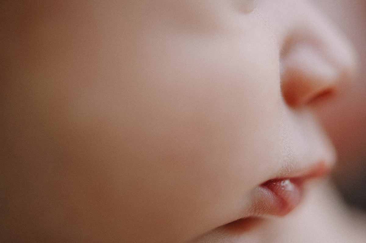 Få foreviget din nyfødte baby med et newborn portræt.